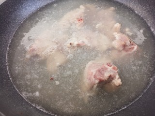东北菜豆角炖排骨,先把排骨放锅里煮。
