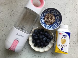超健康巨美味高颜值的酸奶蓝莓藜麦糊糊,首先我们准备好所有食材：
蓝莓100g，藜麦20g，酸奶250g（如果你有自己做的酸奶那就更好了）
还有必不可少的原漾榨汁机
