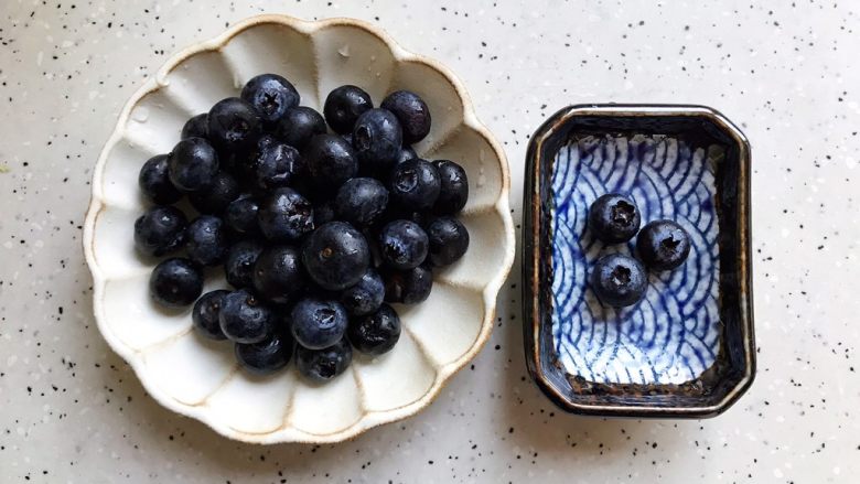 超健康巨美味高颜值的酸奶蓝莓藜麦糊糊,将蓝莓清洗干净，取出三粒比较美貌的备用