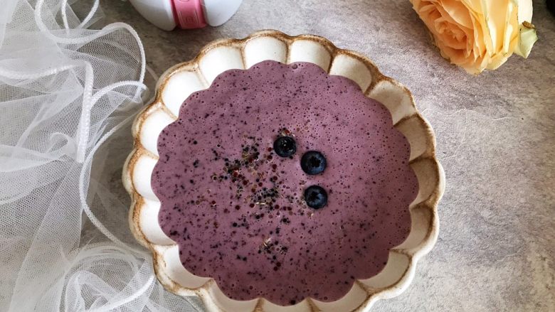 超健康巨美味高颜值的酸奶蓝莓藜麦糊糊,将糊糊倒入你所喜欢的器皿内，摆放上留出备用的蓝莓，再随意撒上留出备用的藜麦