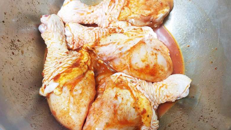 烤鸡腿,放冰箱冷藏腌制24小时，中间记得多翻几次面好入味。
