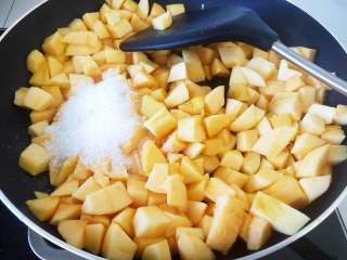 南瓜苹果派,苹果块、白糖、一点点盐翻炒。