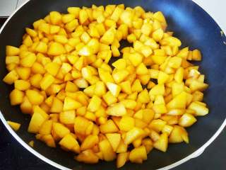 南瓜苹果派,慢慢炒至苹果变软，关火冷凉。