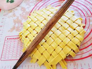 南瓜苹果派,网格编好后用擀面杖把一圈多余的擀掉。