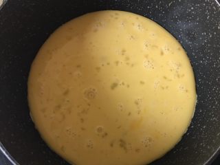 紫薯蛋卷,5️⃣ 不粘锅热锅冷油，倒入蛋糊，铺开，小火煎至表面凝固。