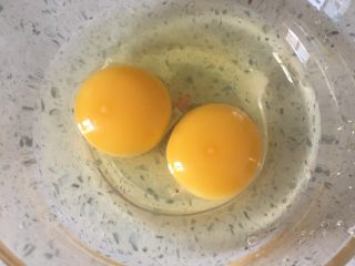 紫薯蛋卷,2️⃣ 准备1个鸡蛋，我打了2个太多了，造成了蛋饼皮太厚。