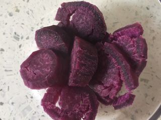 紫薯蛋卷,1️⃣ 紫薯洗净削皮，切片放锅蒸熟。