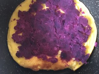 紫薯蛋卷,7️⃣ 趁热在蛋饼上铺上紫薯泥，压平，卷起来。