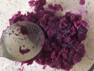 紫薯蛋卷,6️⃣ 紫薯压成泥，可以倒入少量牛奶，这样紫薯泥不会很散。