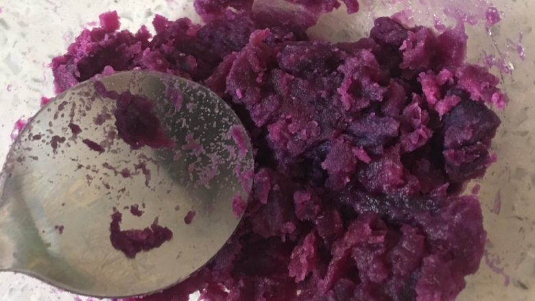 紫薯蛋卷,6️⃣ 紫薯压成泥，可以倒入少量牛奶，这样紫薯泥不会很散。