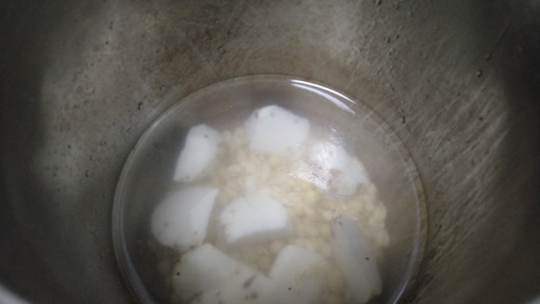 黄豆燕麦山药糊+胡萝卜鸡蛋饼+清炒菠菜,所有材料放入豆浆机中，加入清水。