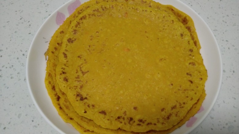 黄豆燕麦山药糊+胡萝卜鸡蛋饼+清炒菠菜,煎至两面金黄。
