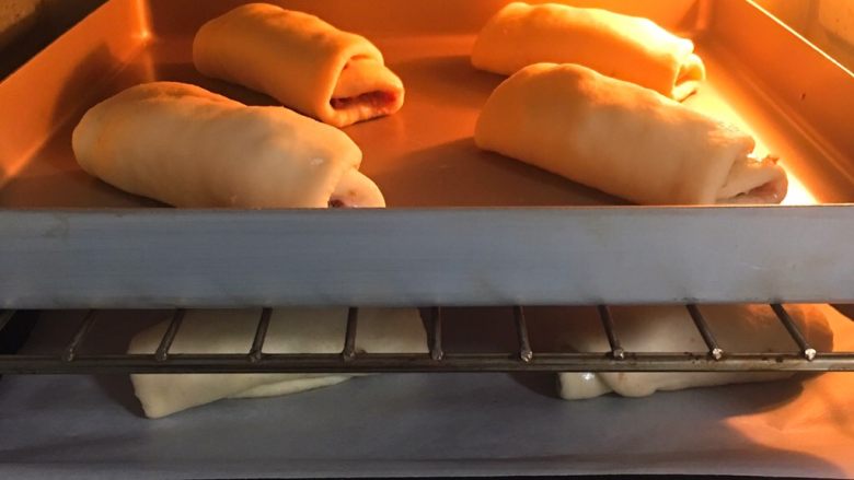 奶酪火腿肉松面包,二个模具送入烤箱两次发酵60分钟，底部也要放一碗热水。
