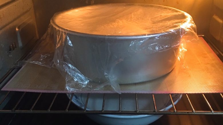 奶酪火腿肉松面包,烤箱发酵档，底部放一碗热水，发酵60分钟，天气冷了30分钟更换一次热水。