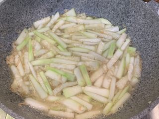 虾米炒蒲瓜,加入适量水，翻炒均匀。盖上锅盖，中火煮至蒲瓜软