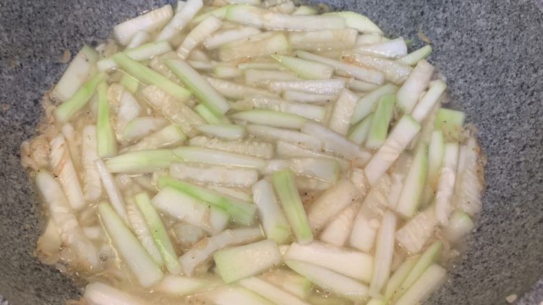 虾米炒蒲瓜,加入适量水，翻炒均匀。盖上锅盖，中火煮至蒲瓜软