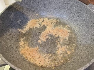 虾米炒蒲瓜,虾米洗干净，沥干水。冷锅热油，放入虾米翻炒出味