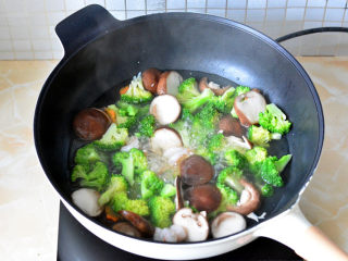 虾仁炒时蔬,西兰花焯熟以后下香菇焯水2分钟，捞出放凉水里过一下

