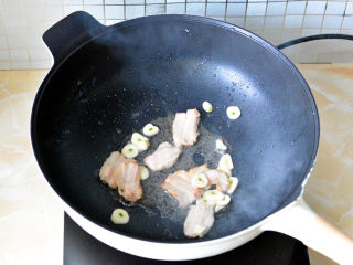 虾仁炒时蔬,锅里放油烧热下五花肉煸炒至出香味
