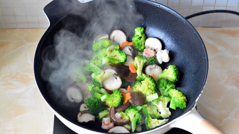 虾仁炒时蔬,把所有的食材放进锅里，煸炒一分钟就可以出锅食用了

