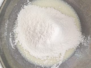 盆栽草莓蛋糕,玉米油和牛奶混合好过筛低粉。