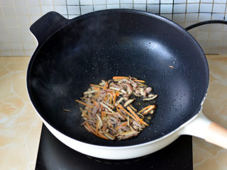 青菜炒面,锅里放油，烧热后放肉丝煸炒，炒至金黄色
