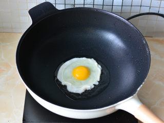 青菜炒面,锅里加入适量的玉米油，打入一个鸡蛋，煎成太阳蛋，表面撒少许芝麻，煎好后的太阳蛋放在炒面上面，趁热食用吧，真的是太好吃了。