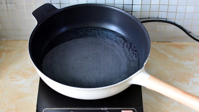 青菜炒面,锅里放清水，以没过面条为宜，煮沸
