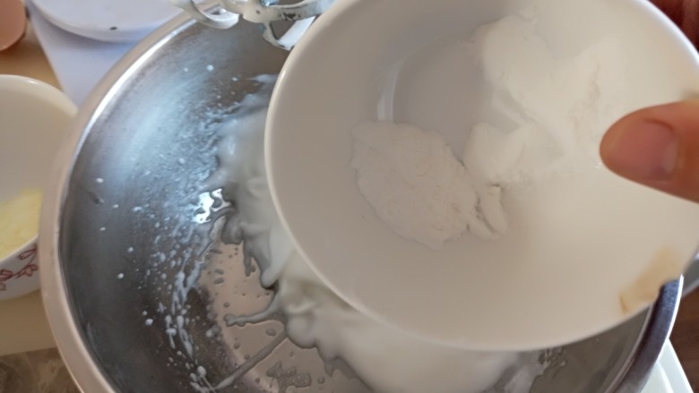 蛋白糖最简单的做法,打发到细腻加入最后三分之一的糖粉