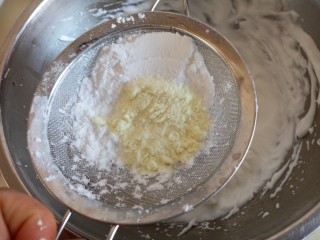 蛋白糖最简单的做法,过筛奶粉和玉米淀粉