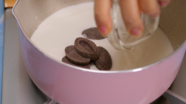 脏脏牛奶小方（巧克力奶方） ,
关小火，慢慢将巧克力币熬化，边熬边搅拌。