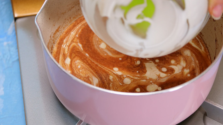 脏脏牛奶小方（巧克力奶方） ,巧克力完全化开后，倒入淀粉水。
