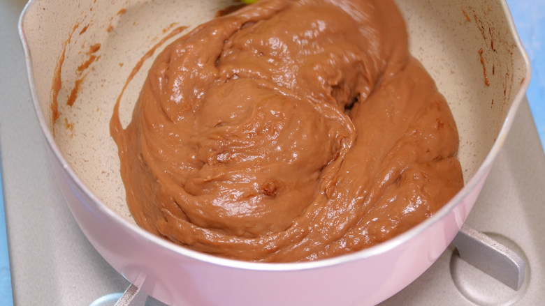 脏脏牛奶小方（巧克力奶方） ,会越来越凝固，可以关火继续搅拌。