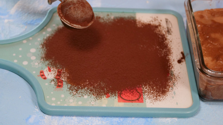 脏脏牛奶小方（巧克力奶方） ,在砧板上撒可可粉。
