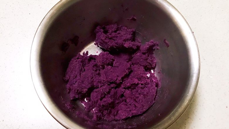 萌萌哒紫薯圣诞老人小馒头,把紫薯压成细腻的紫薯泥备用