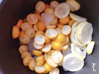 金桔柠檬膏,金桔、柠檬和冰糖一起入电压力锅，选择“煲汤”选项