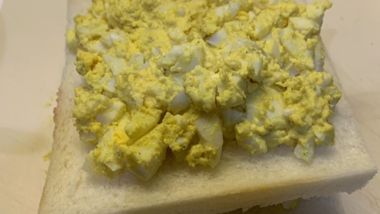 鸡蛋三明治,分别把两片方块包各自涂上搅拌均匀的蛋黄酱，再一层层叠加上去