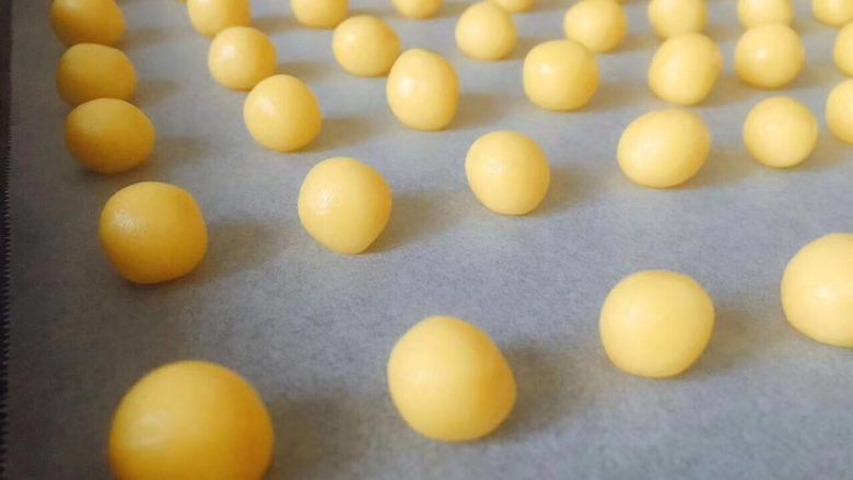 黄金小奶豆,7⃣️用手搓成直径约1厘米的小球，烤箱150度，10分钟