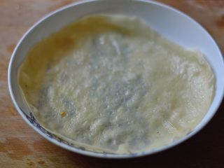 培根鸡蛋卷饼,取一片蒸熟的面皮