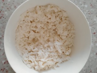 佛手扇贝海鲜汤,面粉分多次加入适量清水搅拌成棉絮状。