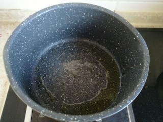 佛手扇贝海鲜汤,锅内倒入适量食用油。