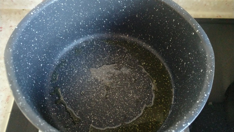 佛手扇贝海鲜汤,锅内倒入适量食用油。