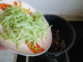佛手扇贝海鲜汤,继续倒入擦好的佛手瓜丝，翻炒均匀。