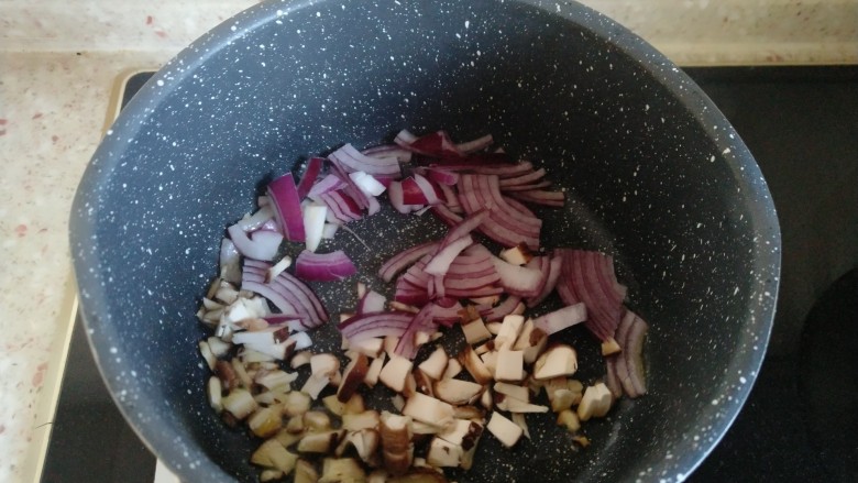 佛手扇贝海鲜汤,待油温7至8成热时倒入洋葱、香菇爆香。