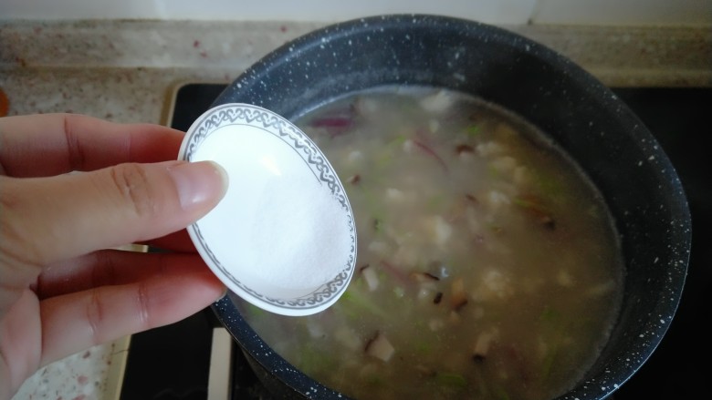 佛手扇贝海鲜汤,根据自己口味加入适量食盐。