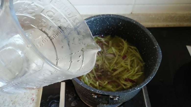 佛手扇贝海鲜汤,加入适量清水烧开。