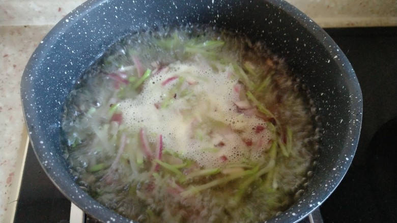 佛手扇贝海鲜汤,继续分多次倒入搅拌好的面粉，边倒边搅拌已经倒入锅中的面粉，避免形成一坨。