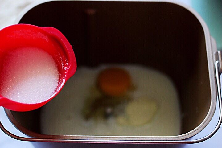 超级的软妹子牛奶豆沙吐司,把称重的<a style='color:red;display:inline-block;' href='/shicai/ 219'>牛奶</a>和全蛋液倒入面包桶里，这个时候加入甘汁园双碳白砂糖，听说是无硫的比较健康，而且不容易变色，特别好溶解。