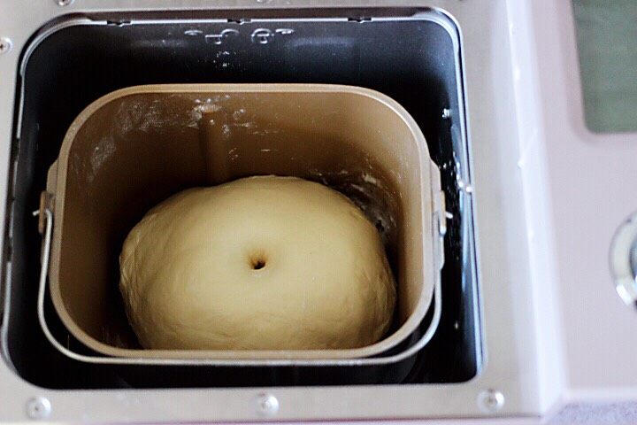 超级的软妹子牛奶豆沙吐司,手沾面粉插入面团，不塌陷不回缩即发酵完成。