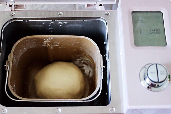 超级的软妹子牛奶豆沙吐司,将面团取出揉圆放入面包机里进行发酵。